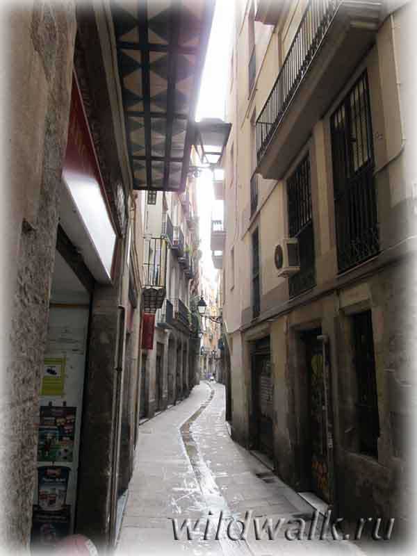 Испания. Барселона. Узкие улицы старого города. Фото.