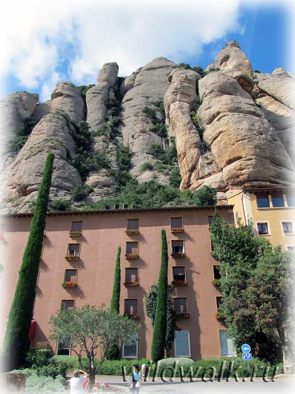 Монастырь Монсерат, вросший в гору. Фото.