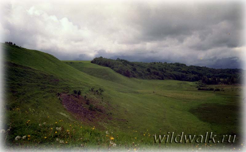 Мальская долина. Зеленые холмы. Хочется лечь на ветер и улететь. Фото.