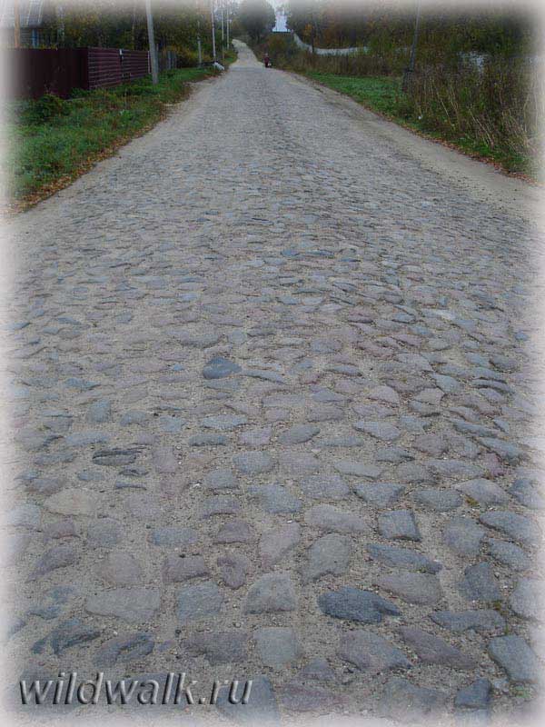 Старинная мощенная дорога из булыжников в Елизаветино. Фото.